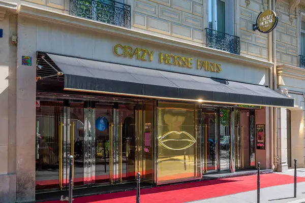 Paris, Fransa - 4 Nisan 2025: Crazy Horse 'un dış görünüşü. Crazy Horse (Çılgın At Salonu), Fransa 'nın başkenti Paris' in Şanzelize bölgesinde yer alan bir kabaredir.