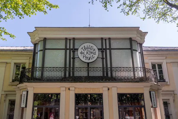 Paris, Fransa - 4 Nisan 2025: Rond-Point Tiyatrosuna Giriş. Du Rond-Point Tiyatrosu, Şanzelize yakınlarında yer alan bir Paris tiyatrosudur.