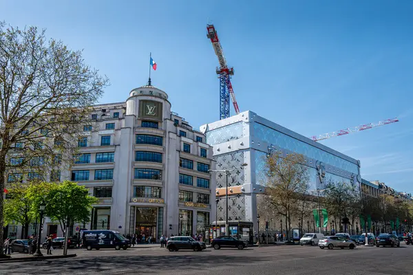 Paris, Fransa - 4 Nisan 2025: Paris 'teki Champs-Elysees Bulvarı' ndaki Louis Vuitton sancak gemisi mağazasının dış görünümü. Louis Vuitton, Fransız lüks bir deri eşya ve moda evi.