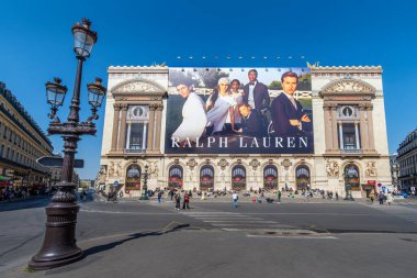 Paris, Fransa - 9 Nisan 2025: Ralph Lauren için Paris Opera binasının ön cephesindeki restorasyon çalışmalarını kapsayan dev reklam panosu (Palais Garnier)