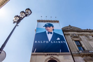 Paris, Fransa - 9 Nisan 2025: Ralph Lauren için Paris Opera binasının ön cephesindeki restorasyon çalışmalarını kapsayan büyük reklam panosu (Palais Garnier)
