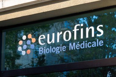 Longjumeau, Fransa - 12 Nisan 2025: Eurofins Tıbbi Biyoloji ağından bir laboratuvarın imzası ve logosu. Eurofins Scientific SE, Fransız kökenli uluslararası bir analiz laboratuvarı grubudur.