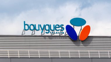 Meudon, Fransa - 14 Nisan 2025 Bouygues Telekom Teknopol 'de imza ve logo. Bouygues Telecom bir Fransız cep telefonu, internet servis sağlayıcısı ve Bouygues Grubu 'nun bir parçası olan IPTV şirketidir.
