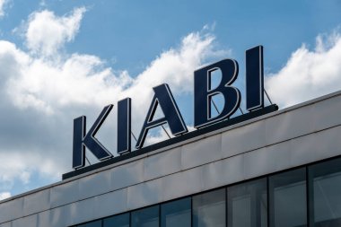 Velizy-Villacoublay, Fransa - 14 Nisan 2025: bir Kiabi mağazasının imza ve logosu. Kiabi, erkekler, kadınlar ve çocuklar için hazır giyim modasında uzmanlaşmış bir Fransız perakende şirketidir.