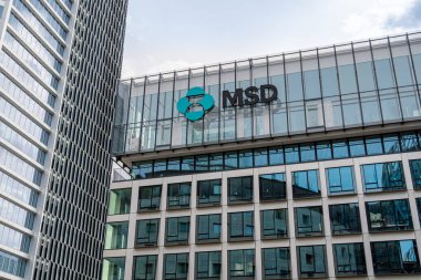 Puteaux, Fransa - 16 Nisan 2025: Merck Sharp ve Dohme (MSD) Fransa merkezli binanın dış görünümü, Amerikan ilaç grubu Merck and Co.