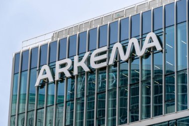 Puteaux, Fransa - 16 Nisan 2025: Arkema 'nın Paris La Defense iş bölgesindeki karargahına imza ve logo. Arkema, Fransız çokuluslu kimyasal madde üreticisi.