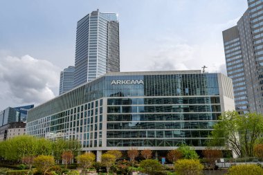 Puteaux, Fransa - 16 Nisan 2025: Arkema 'nın Paris La Defense iş bölgesindeki merkezinin dış görünüşü. Arkema, Fransız çokuluslu kimyasal madde üreticisi.