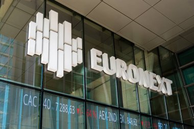Courbevoie, Fransa - 16 Nisan 2025: Paris La Defense iş bölgesindeki Euronext binasında imza, logo ve hisse senetleri. Euronext, Avro Bölgesi 'nin ana borsası