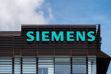 Velizy-Villacoublay, Fransa - 17 Nisan 2025: bir Siemens binasında imza ve logo. Siemens enerji, sağlık, imalat ve inşaat sektörlerinde faaliyet gösteren bir Alman holdingidir.