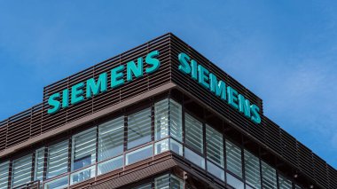 Velizy-Villacoublay, Fransa - 17 Nisan 2025: bir Siemens binasının cephesi. Siemens enerji, sağlık, imalat ve inşaat sektörlerinde faaliyet gösteren bir Alman holdingidir.