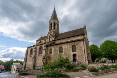 Louveciennes, Fransa - 21 Nisan 2025: Louveciennes 'deki Katolik Saint-Martin-et-Saint-Blaise Kilisesi' nin Fransız Bölümü