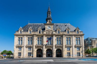 Saint-Denis, Fransa - 28 Nisan 2025: Fransa 'nın Ile-de-France bölgesinde Seine-Saint-Denis bölgesinde yer alan bir Fransız komünü olan Saint-Denis belediye binasının dış görünüşü