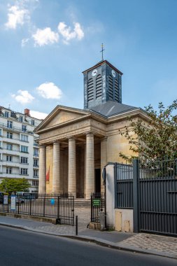 Paris, Fransa - 28 Nisan 2025: Saint-Pierre-du-Gros-Caillou Katolik Kilisesi, Saint-Dominique sokağında, Fransa 'nın 7.