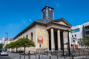 Paris, Fransa - 28 Nisan 2025: Saint-Pierre-du-Gros-Caillou Katolik Kilisesi, Saint-Dominique sokağında, Fransa 'nın 7.