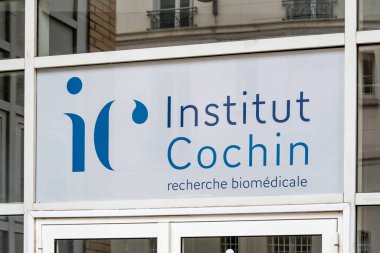 Paris, Fransa - 7 Mayıs 2025: Institut Cochin 'in girişini imzalayın. Inserm, CNRS ve Paris-Cite Üniversitesi 'ne bağlı Fransız biyomedikal araştırma merkezidir.