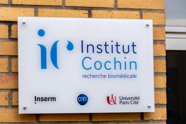 Paris, Fransa - 7 Mayıs 2025: Institut Cochin 'in girişini imzalayın. Inserm, CNRS ve Paris-Cite Üniversitesi 'ne bağlı Fransız biyomedikal araştırma merkezidir.
