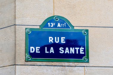 Paris, Fransa - 7 Mayıs 2025: Geleneksel Paris sokak tabelası 