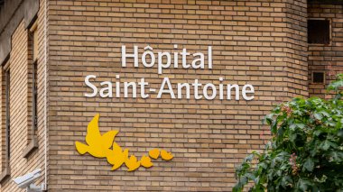 Paris, Fransa - 13 Mayıs 2025: Saint-Antoine Hastanesi girişinde imzalanan Yardım Vakfı hastanesi - Hopitaux de Paris (AP-HP) Paris 'in 12.