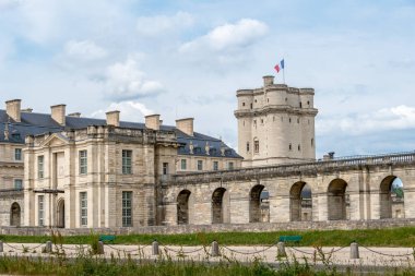 Vincennes, Fransa - 13 Mayıs 2025: Vincennes Şatosu 'nun uzak görüşü. Vincennes Şatosu, Vincennes 'te 14. yüzyıla dayanan bir kraliyet kalesidir.