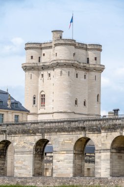 Vincennes, Fransa - 13 Mayıs 2025: Vincennes Şatosu 'nun uzak görüşü. Vincennes Şatosu, Vincennes 'te 14. yüzyıla dayanan bir kraliyet kalesidir.