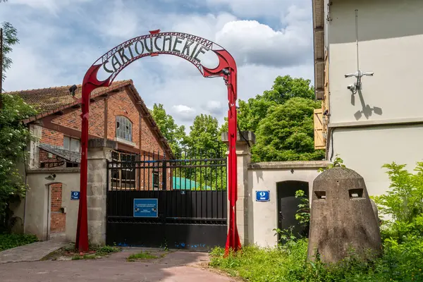 Paris, Fransa - 13 Mayıs 2025: Eski bir silah ve barut fabrikası olan Cartoucherie 'ye Giriş, şu anda Bois de Vincennes' de bulunan bir tiyatro salonu.
