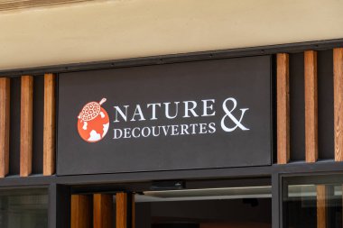 Paris, Fransa, 14 Mayıs 2025: Bir Nature et Decouvertes mağazasının imza ve logosu. Doğa ve Decouvertes, doğadan esinlenilmiş ürünler satan bir Fransız mağaza zinciri.