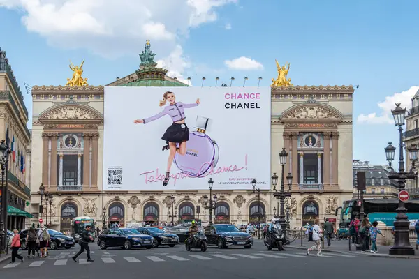 Chanel 'in Chance Eau Splendide parfümü için dev reklam panosu restorasyonun iskelesi üzerinde Paris Opera binasının ön cephesinde çalışır (Palais Garnier)