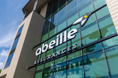 Bois-Colombes, Fransa - 20 Mayıs 2025: Eski bir Fransız sigorta şirketi olan Aviva France 'ın genel merkezi Abeille Sigorta' nın binasının imza ve logosu