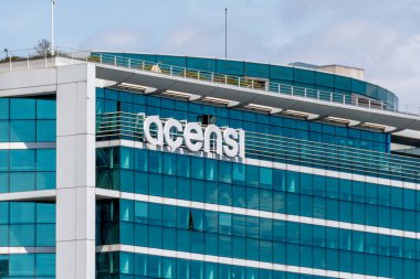 Courbevoie, Fransa - 20 Mayıs 2025: Acensi 'nin karargahındaki bina için imza ve logo. Acensi bilişim projesi yönetimi ve dijital hizmetler alanında uzmanlaşmış bir şirkettir.