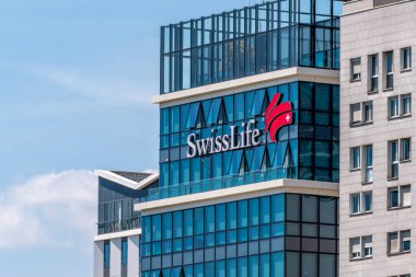 Puteaux, Fransa - 20 Mayıs 2025: İsviçre Hayat Sigorta Şirketi 'nin Fransız karargahının dış görünümü. İsviçre Hayatı, kişisel sigorta alanında uzmanlaşmış uluslararası bir İsviçre grubudur.