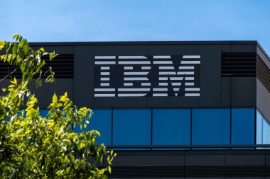 Bois-Colombes, Fransa - 20 Mayıs 2025: IBM 'in Fransız karargahında bilgisayar donanımı, yazılımı ve hizmetlerinde faaliyet gösteren çok uluslu bir teknoloji şirketi olan