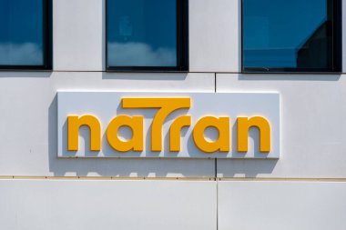 Bois-Colombes, Fransa - 20 Mayıs 2025: Eski bir Fransız doğalgaz nakil sistemi operatörü ve Engie grubunun yan kuruluşu olan NaTran genel merkezinin girişinde imza ve logo