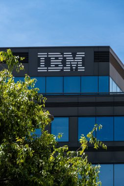 Bois-Colombes, Fransa - 20 Mayıs 2025: IBM 'in Fransız karargahının dış görünüşü, bilgisayar donanımı, yazılımı ve hizmetlerinde faaliyet gösteren bir Amerikan çokuluslu teknoloji şirketi