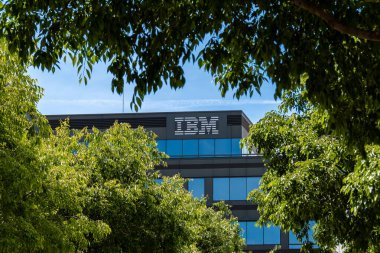 Bois-Colombes, Fransa - 20 Mayıs 2025: IBM 'in Fransız karargahının dış görünüşü, bilgisayar donanımı, yazılımı ve hizmetlerinde faaliyet gösteren bir Amerikan çokuluslu teknoloji şirketi