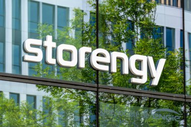 Bois-Colombes, Fransa - 20 Mayıs 2025: Yeraltı doğal gaz depolama alanında uzmanlaşmış bir Engie yan kuruluşu olan Storengie 'nin genel merkezinin girişinde imza ve logo