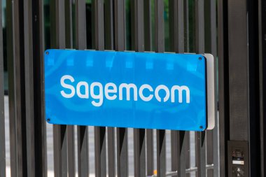 Bois-Colombes, Fransa - 20 Mayıs 2025: Sagemcom genel merkezinin girişinde imza ve logo, eski adıyla Sagem Communications, iletişim alanında uzmanlaşmış bir Fransız şirketi.