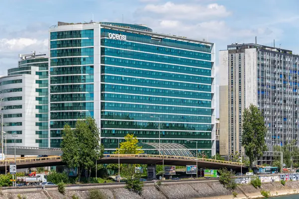 Courbevoie, Fransa - 20 Mayıs 2025: Acensi 'nin karargahının dış görünüşü. Acensi bilişim projesi yönetimi ve dijital hizmetler alanında uzmanlaşmış bir şirkettir.