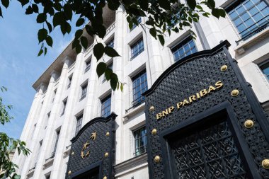 Paris, Fransa - 29 Mayıs 2025: BNP Paribas karargahının bulunduğu binanın cephesi. BNP Paribas (BNPP) 65 ülkede faaliyet gösteren bir Fransız ticari bankasıdır.