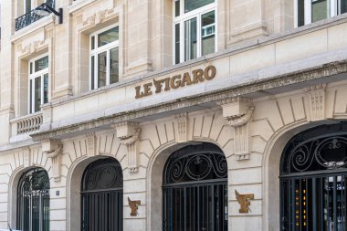 Paris, Fransa - 29 Mayıs 2025: Figaro Grup karargahı cephesi. Le Figaro, Fransız ulusal basınının Paris 'te yayınlanan günlük gazetesidir.