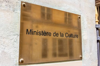 Paris, Fransa - 29 Mayıs 2025: Fransız hükümetinin Kültür Bakanlığı girişindeki metal plaketin yakın çekimi, Paris 'in 1. bölgesindeki Rue de Valois' de yer almaktadır.