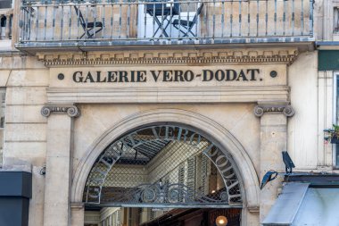 Paris, Fransa - 29 Mayıs 2025: Galerie Vero-Dodat 'ın girişinde imzalanan Paris geçidi 1826 yılında Paris' in 1.