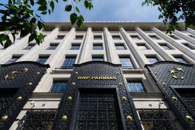 Paris, Fransa - 29 Mayıs 2025: BNP Paribas karargahının bulunduğu binanın cephesi. BNP Paribas (BNPP) 65 ülkede faaliyet gösteren bir Fransız ticari bankasıdır.