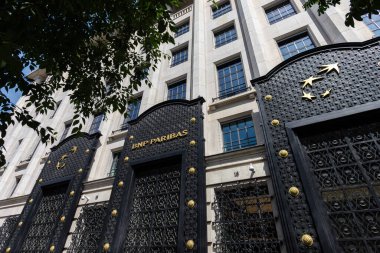 Paris, Fransa - 29 Mayıs 2025: BNP Paribas karargahının bulunduğu binanın cephesi. BNP Paribas (BNPP) 65 ülkede faaliyet gösteren bir Fransız ticari bankasıdır.