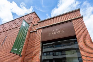 Paris, Fransa - 29 Mayıs 2025: Bourdelle Sanat Müzesinin dış görünüşü. Fransız heykeltıraş Antoine Bourdelle 'in çalışmalarına adanmış bu müze Paris' in 15. semtinde yer almaktadır.