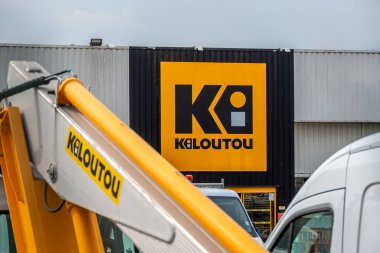 Clamart, Fransa - 21 Mayıs 2025: Kiloutou ajansının ön cephesinde imza ve logo. Kiloutou, profesyonel ve bireyler için ekipman kiralama alanında uzmanlaşmış bir Fransız şirketidir.