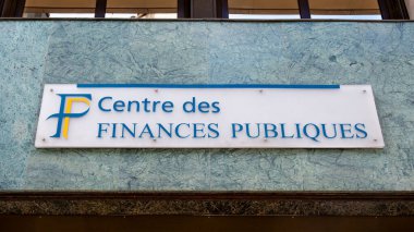 Paris, Fransa - 29 Mayıs 2025: Fransız Kamu Maliye Bakanlığı, Hazine ve Vergi Dairesi 'nin çeşitli hizmetlerini bir araya getiren bir kurum olan bir kamu maliye merkezinin cephesinde imza ve logo