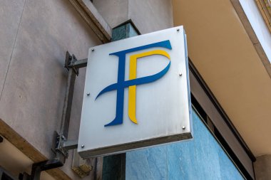 Paris, Fransa - 29 Mayıs 2025: Fransız Kamu Maliye Bakanlığı, Hazine ve Vergi Dairesi 'nin çeşitli hizmetlerini bir araya getiren bir kurum olan bir kamu maliye merkezinin cephesinde imza ve logo