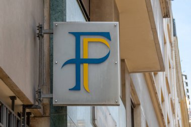 Paris, Fransa - 29 Mayıs 2025: Fransız Kamu Maliye Bakanlığı, Hazine ve Vergi Dairesi 'nin çeşitli hizmetlerini bir araya getiren bir kurum olan bir kamu maliye merkezinin cephesinde imza ve logo