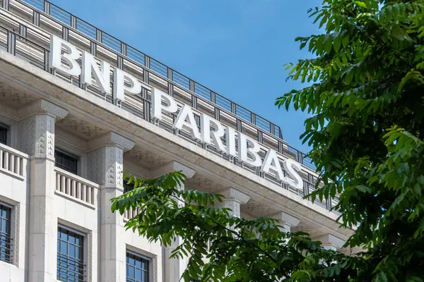 Paris, Fransa - 29 Mayıs 2025: BNP Paribas karargahının bulunduğu binanın tepesini imzalayın. BNP Paribas (BNPP) 65 ülkede faaliyet gösteren bir Fransız ticari bankasıdır.