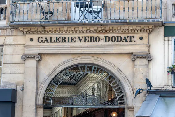 Paris, Fransa - 29 Mayıs 2025: Galerie Vero-Dodat 'ın girişinde imzalanan Paris geçidi 1826 yılında Paris' in 1.